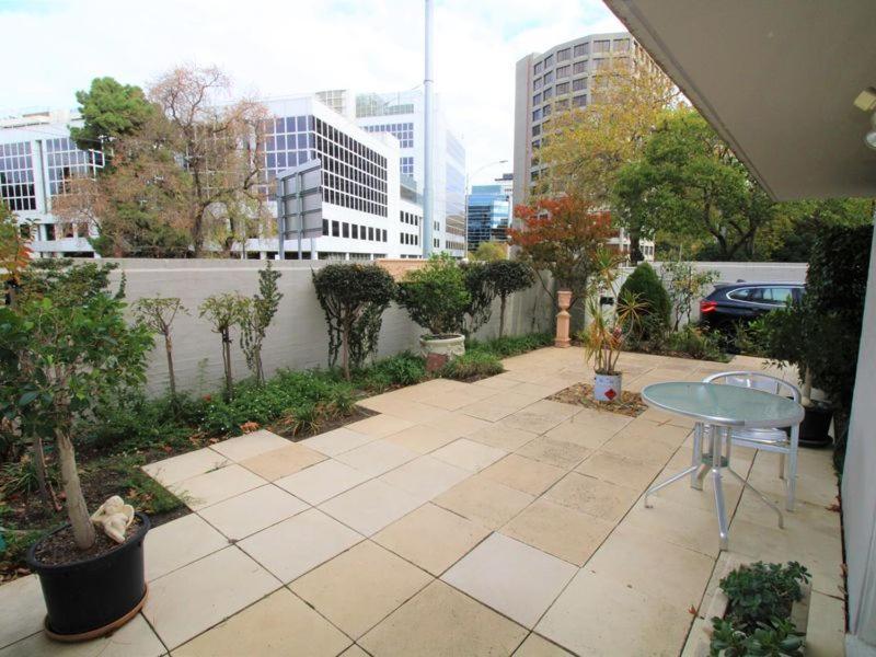 Classic Charm In Domain Apartment *